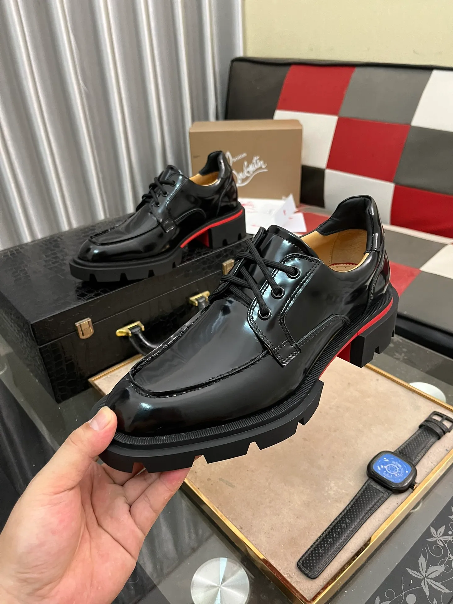 Men's shoes 💰820⌚️⌚️CL New formal leather shoes Christia* Loubouti* red-soled shoes GREGGO men's Oxford shoes Made of imported cowhide/glossy patent leather/stitched contrasting high silk suede. Three-section toe design. Iconic red outsole, the ultimate personalized shoe. Original color cowhide lining. Original Italian leather outsole; fine workmanship brings you a luxurious experience. With its neat silhouette and straightforwardness, GREGGO men's Oxford shoes are Oxford shoes born for city roaming. The elegant lines and classic silhouette exude eternal charm. The black patent leather material is exquisite and eye-catching, adding a sense of luxury to the overall look. The slender toe design is full of elegance, and matched with closed shoelaces of the same color, the sophistication is invisible. The slim sole design provides the shoes with a light foot feel, elegant steps, and a refined and elegant look. Shows outstanding texture.  Standard leather shoe size: 38-44